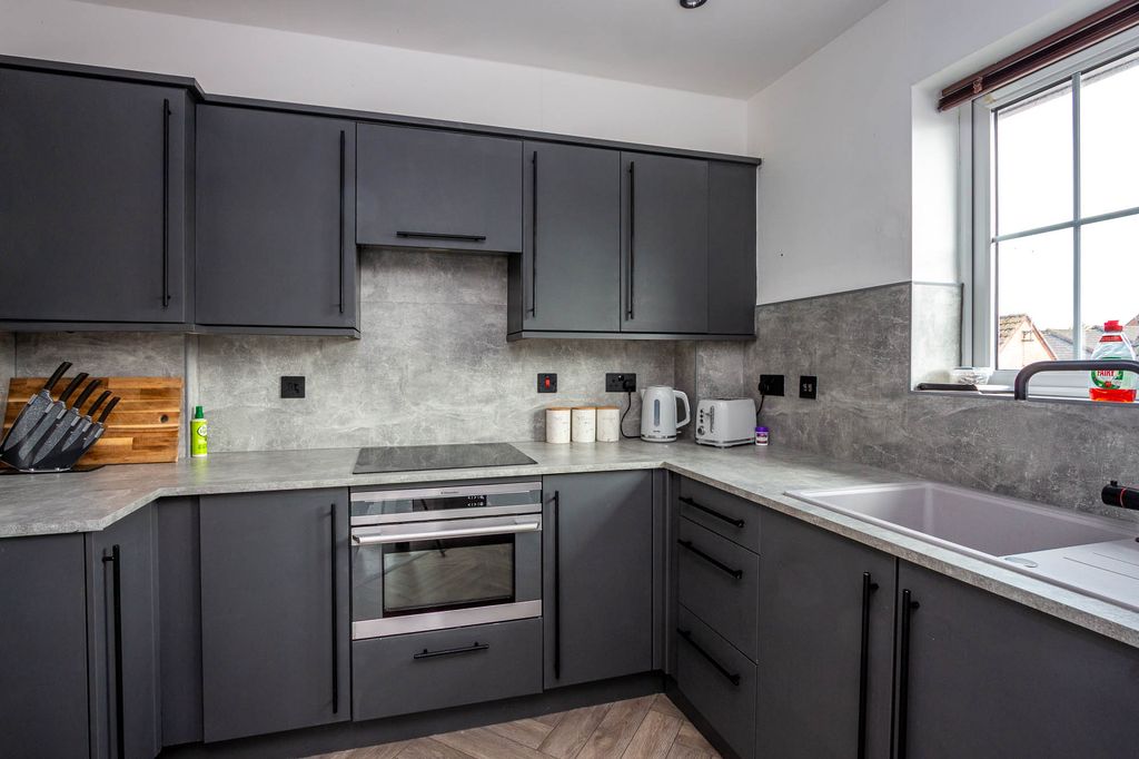 Property photo 3 of 7 Kitchen