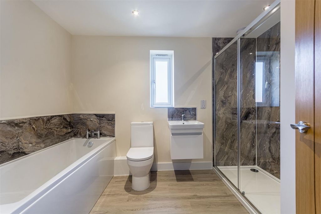 Property photo 2 of 9 Bathroom