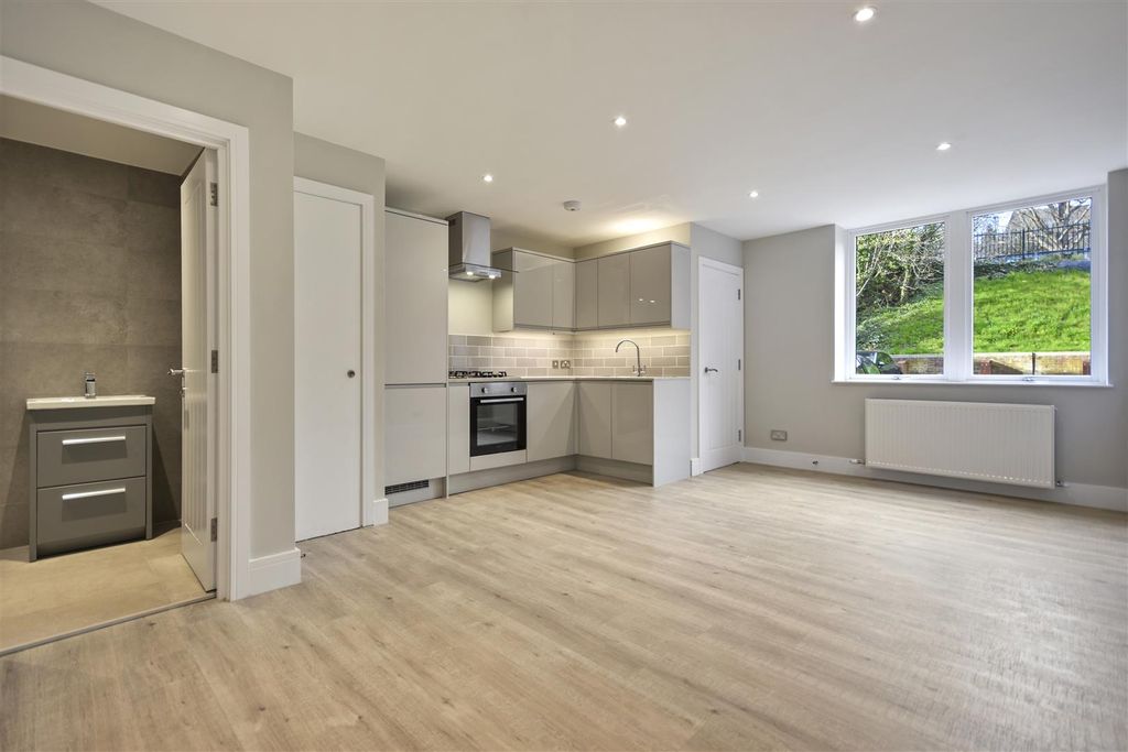 Property photo 1 of 16 Aw - Flat 2, Buckingham Place - Reception3 (1).Jpg