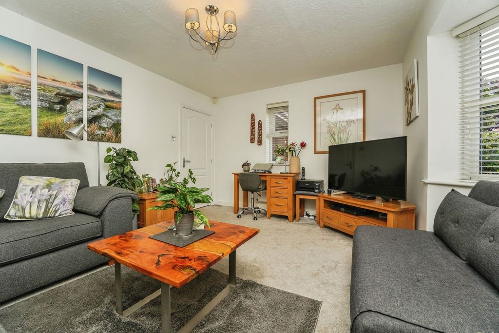 Property photo 3 of 17 Lounge
