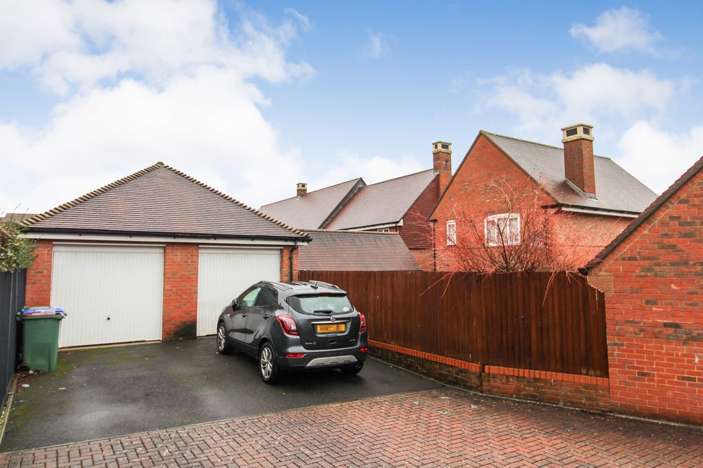 Property photo 2 of 15 Garage