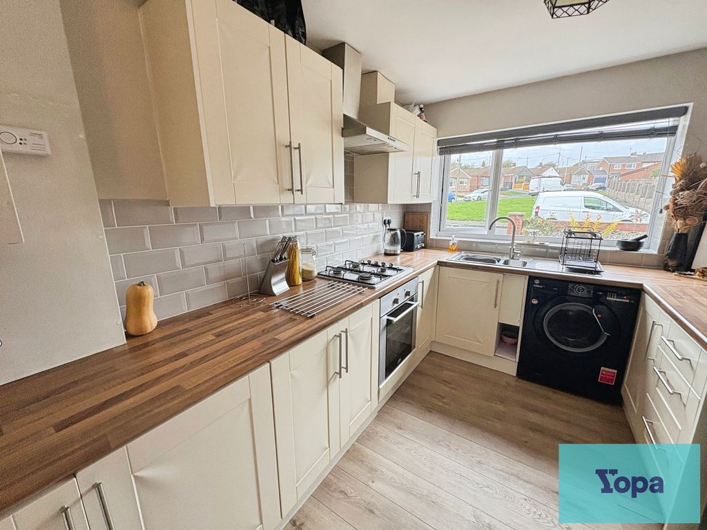 Property photo 3 of 18 Kitchen