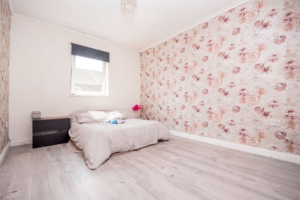 2 bed flat for saleMill Road, Kettering NN16 photo 4