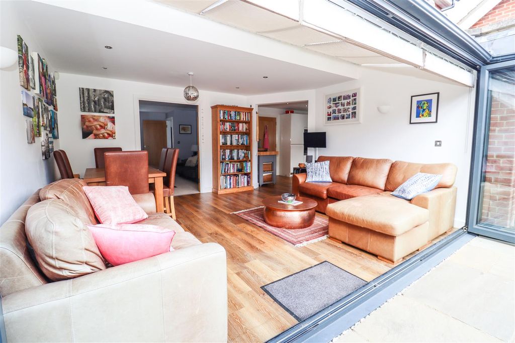 Property photo 2 of 31 Dining/Conservatory
