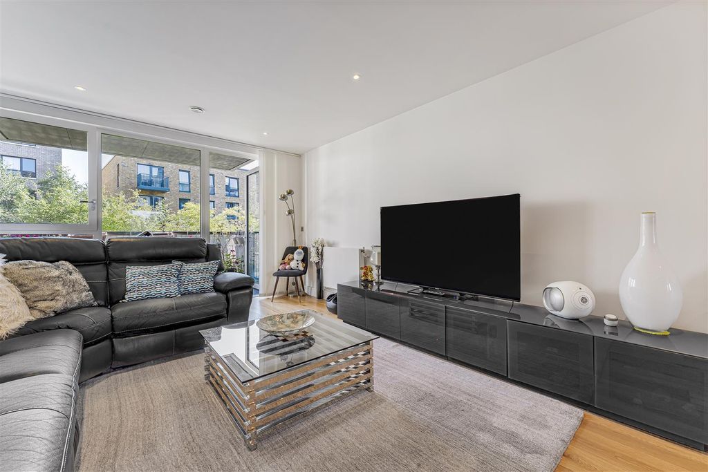 Property photo 2 of 20 Harbourside Court