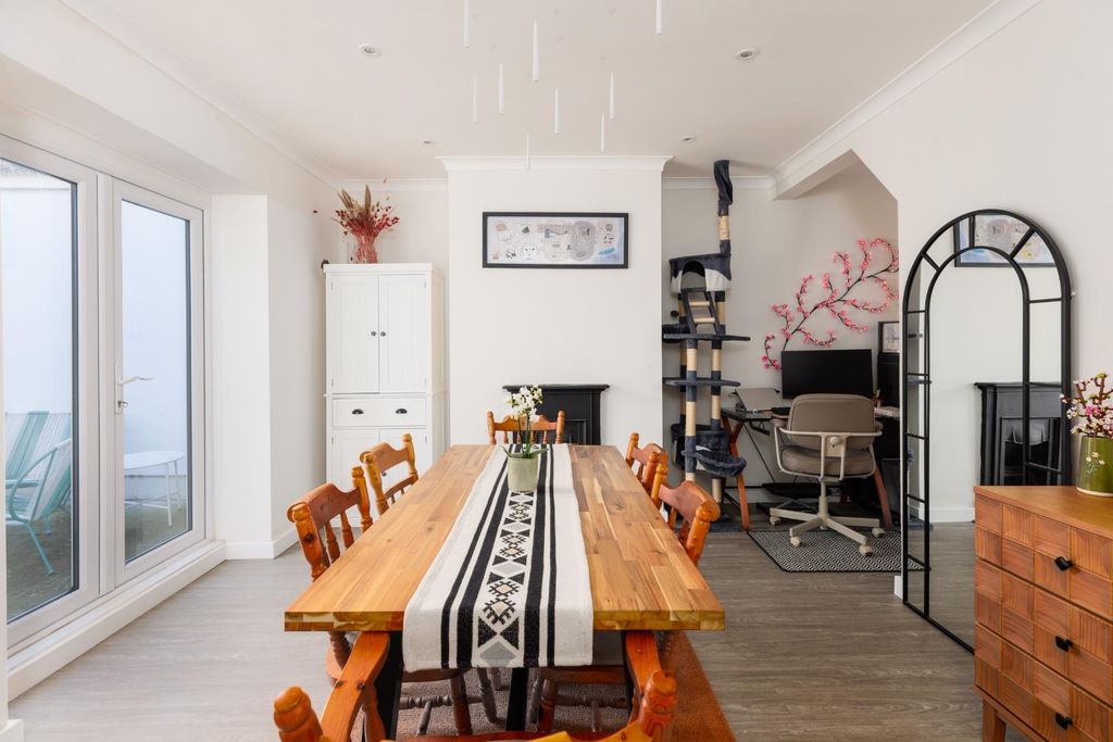 Property photo 1 of 20 40 Charlton Road-15.Jpg