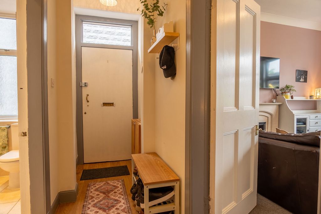 Property photo 2 of 28