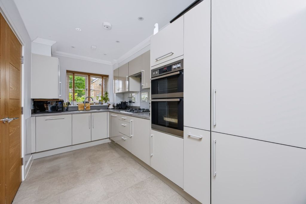 Property photo 3 of 19 Kitchen