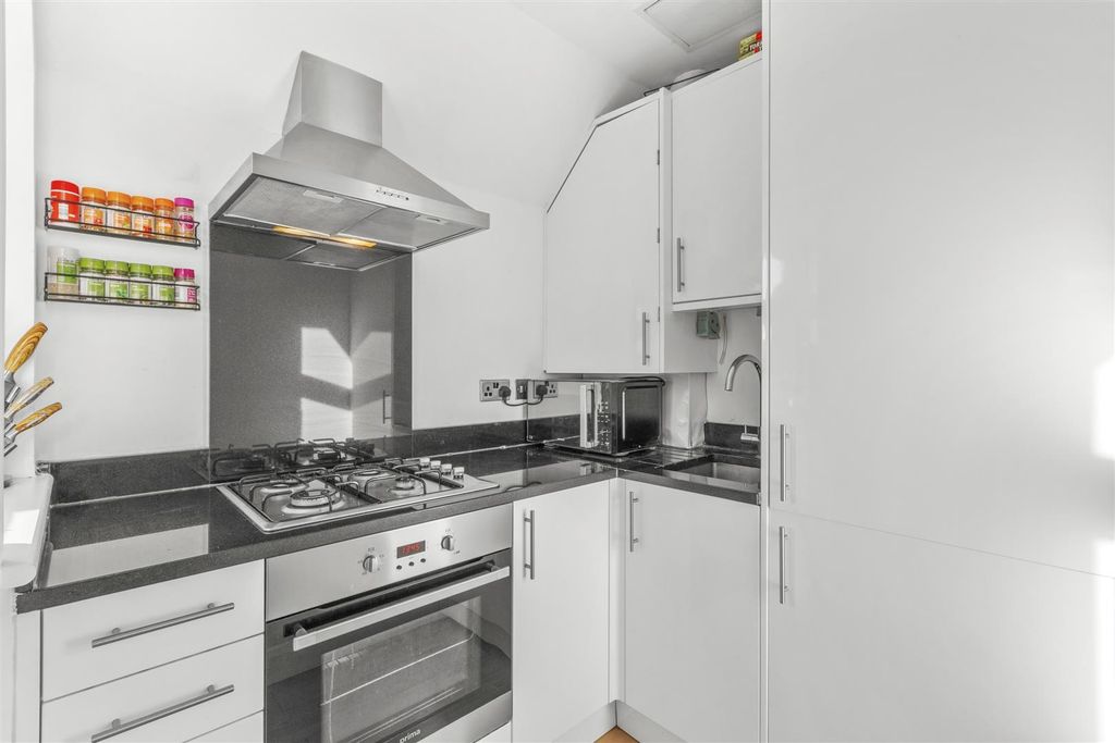 Property photo 3 of 10 Kitchen