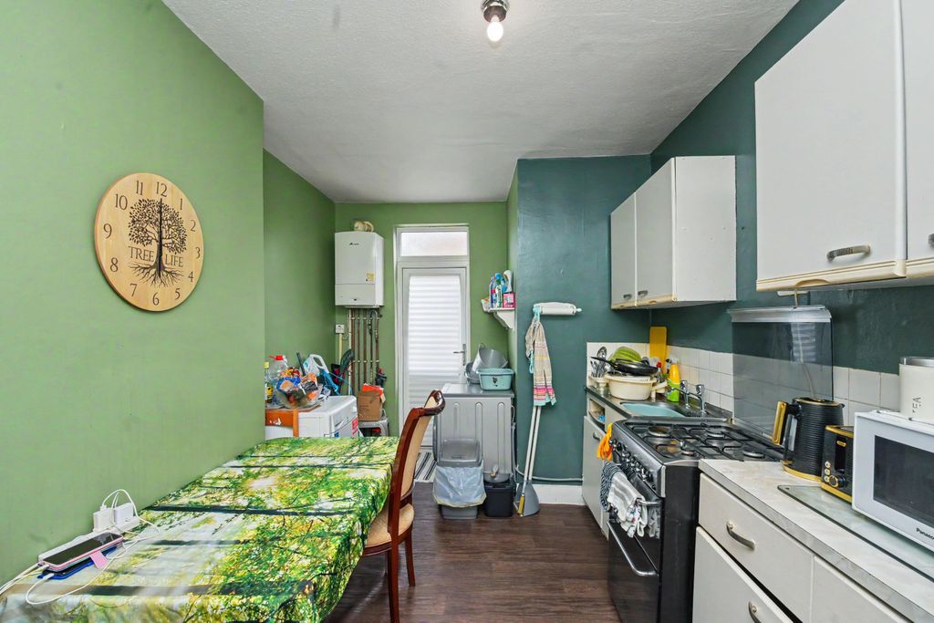 Property photo 3 of 13 38 Ingatestone Road, Norwood, London Se25 4LG