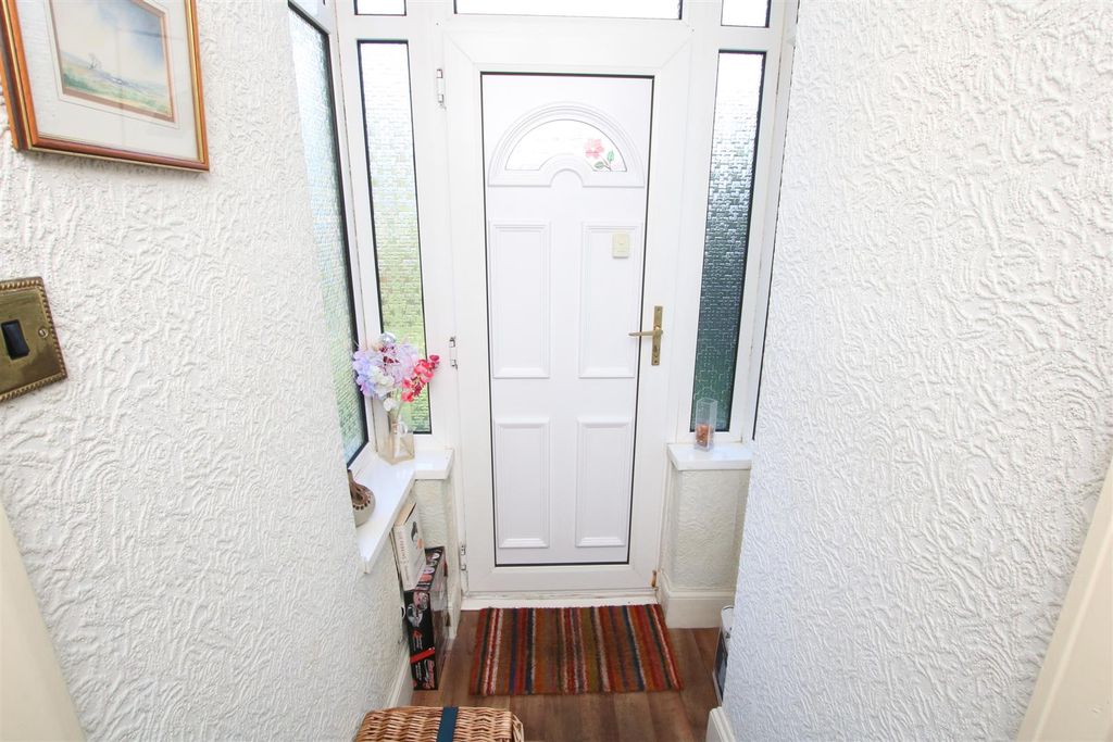 Property photo 2 of 19 Entrance Hall