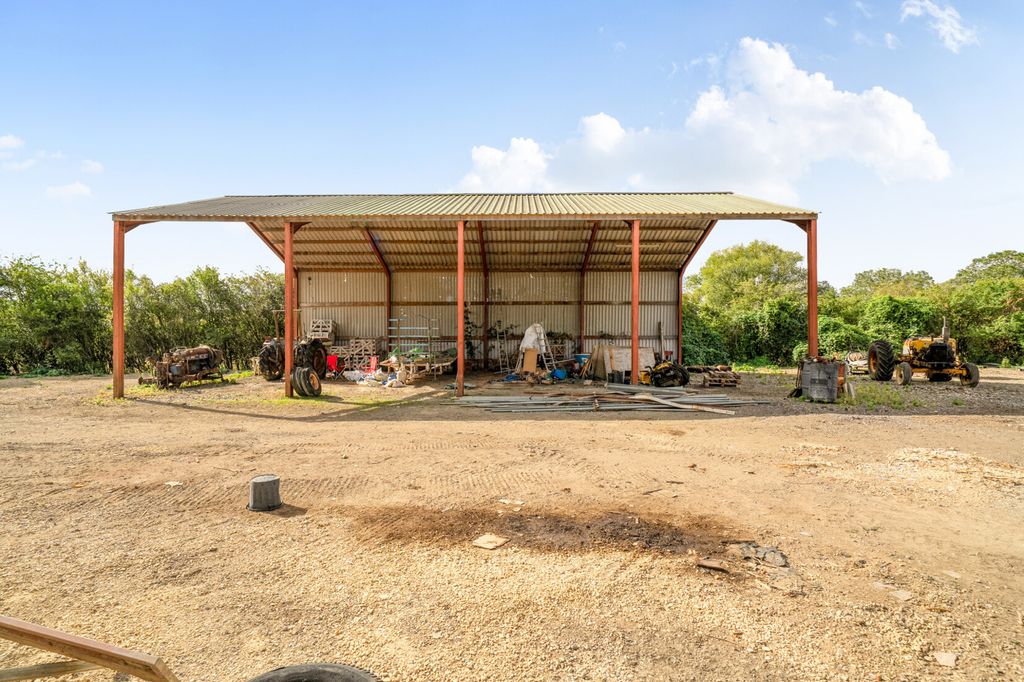Property photo 2 of 18 Yard & Barn
