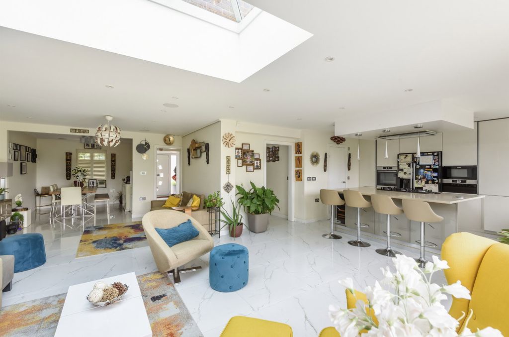 Property photo 2 of 20