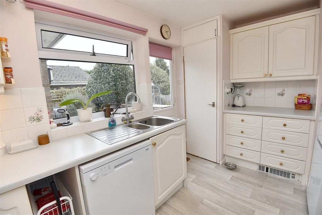 Property photo 2 of 11 Kitchen