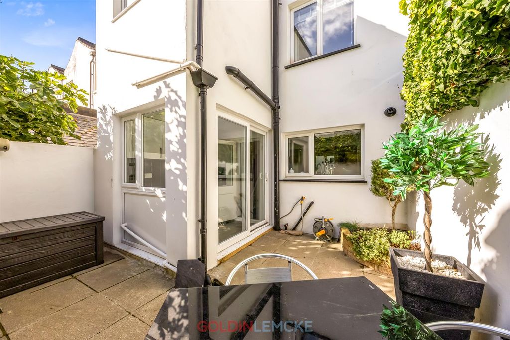 Property photo 3 of 14 Garden