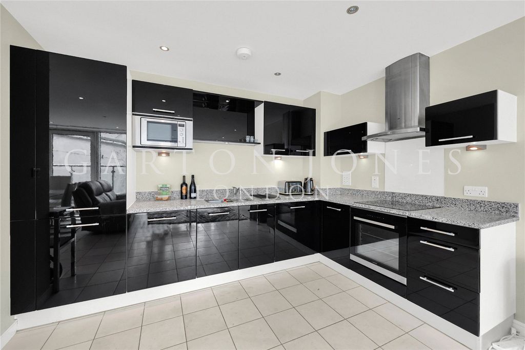 Property photo 3 of 18 Kitchen