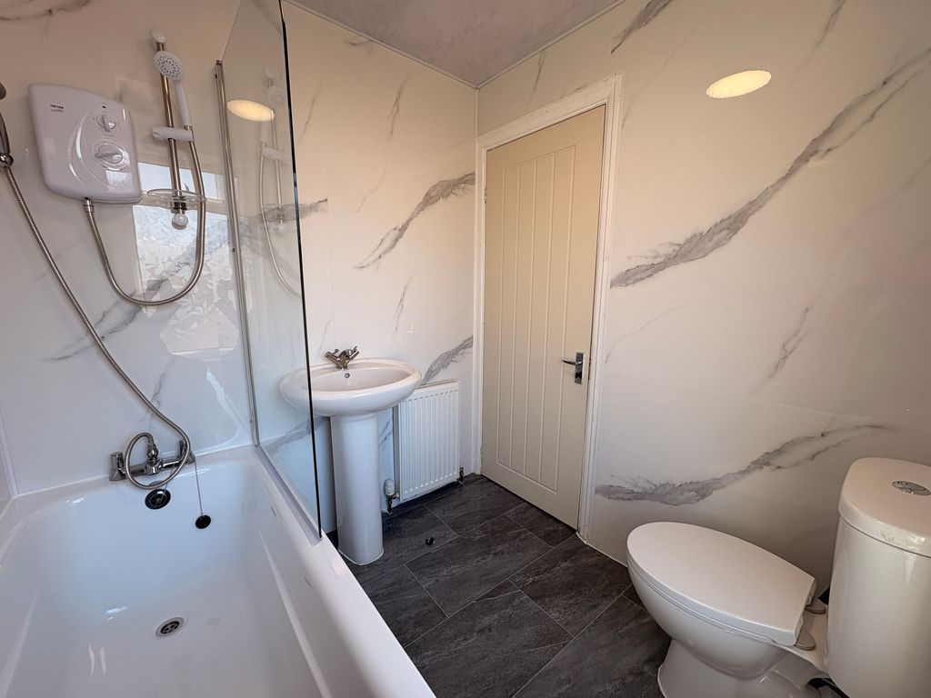 Property photo 3 of 9 Bathroom