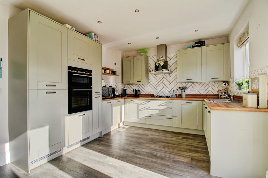 Property photo 3 of 20 Kitchen Suite
