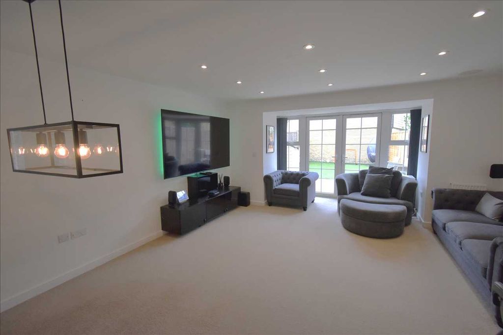 Property photo 2 of 12 Lounge