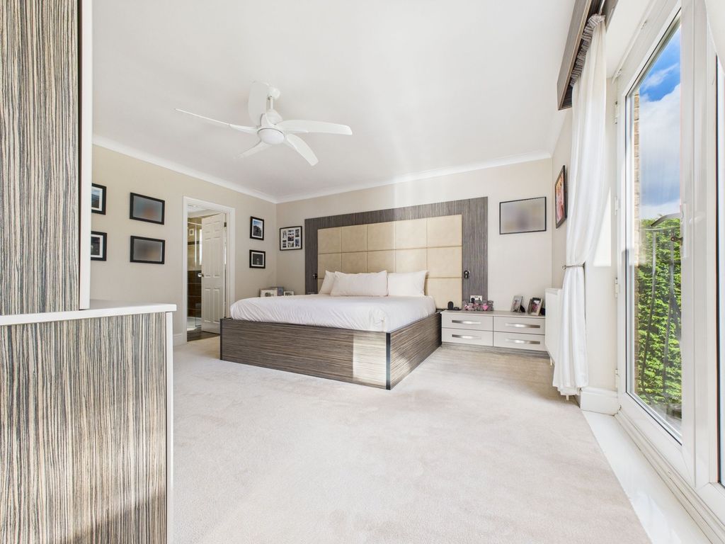 Property photo 2 of 32