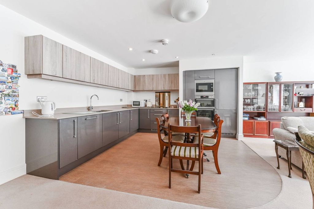 Property photo 3 of 27