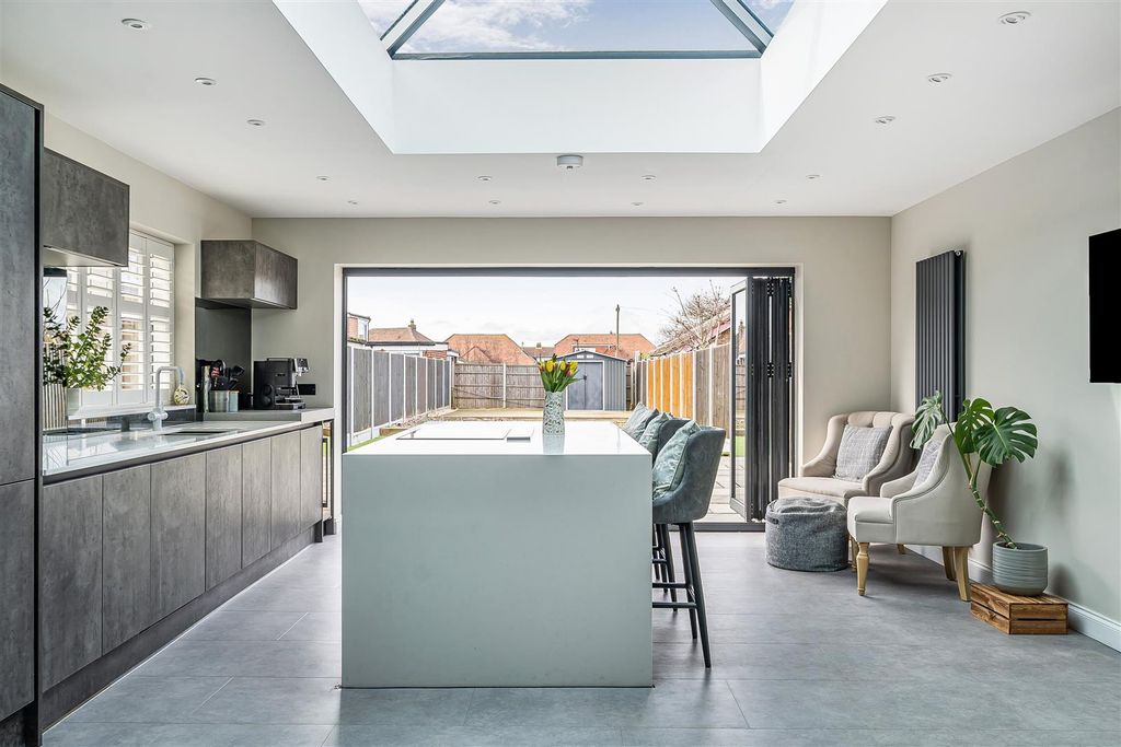 Property photo 3 of 19 1424294-7-69B025506925E.Jpg