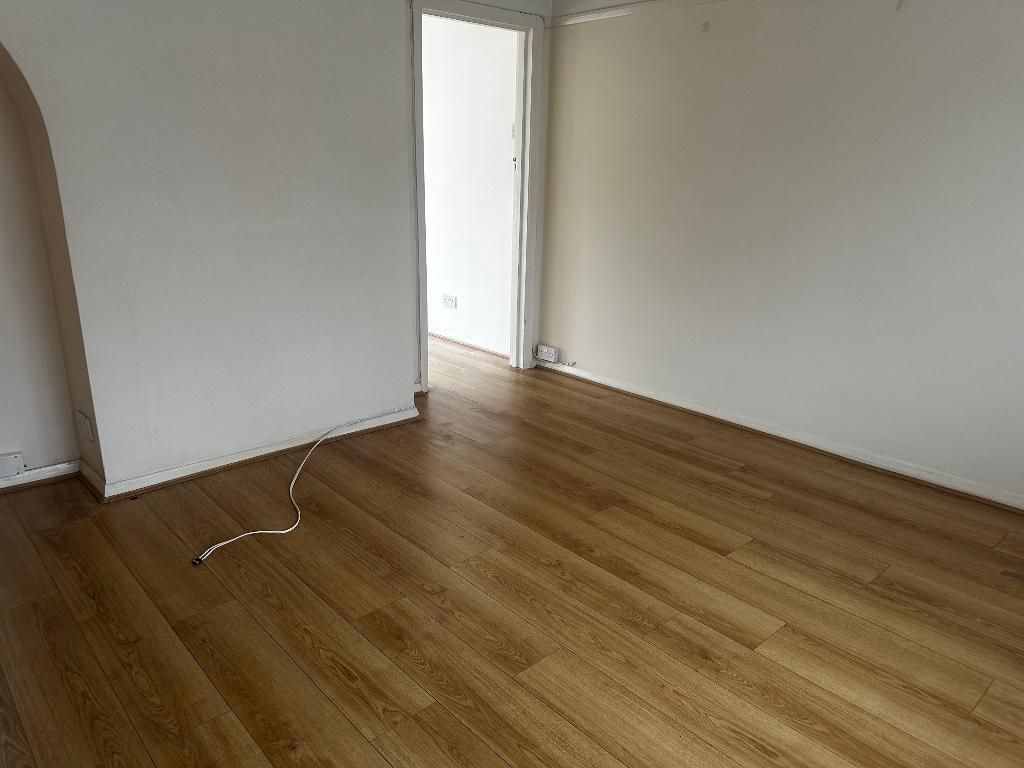 Property photo 3 of 18 Lounge