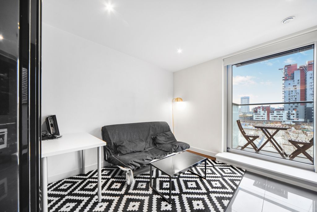 Property photo 1 of 10 Living