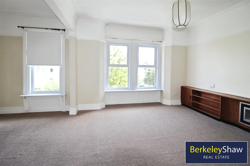 Property photo 3 of 10 Lounge / Dining Room