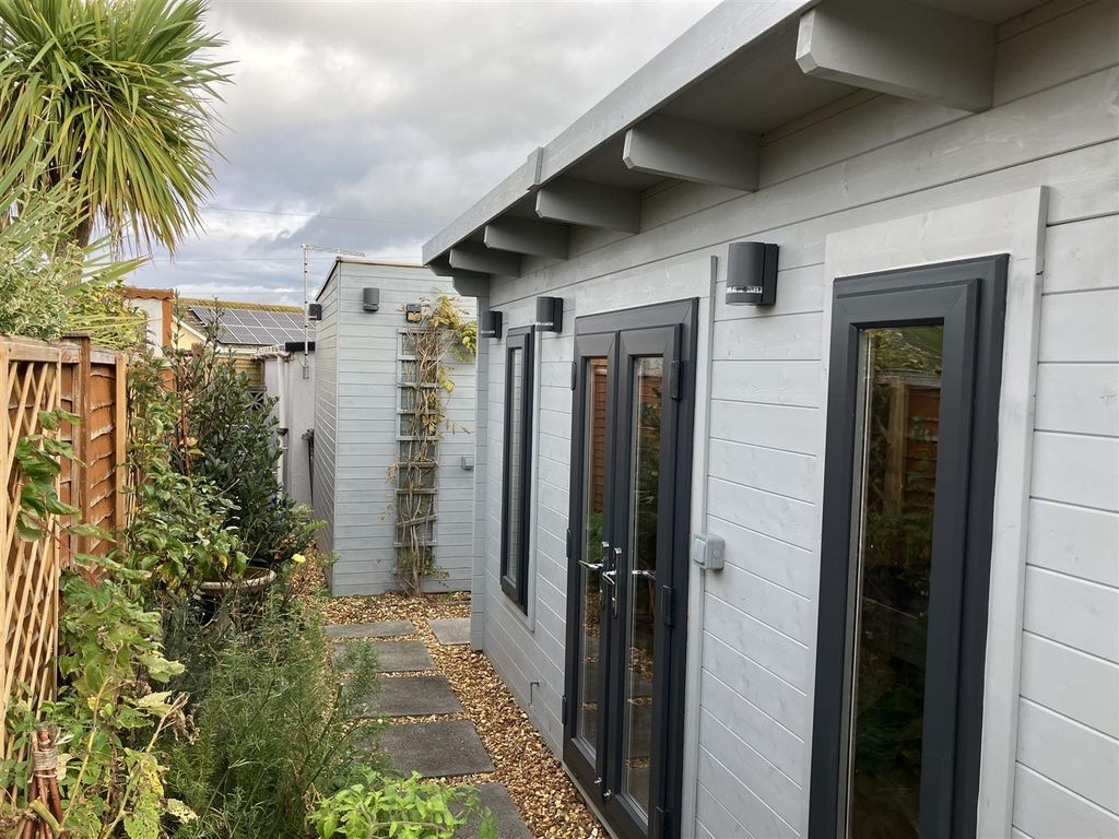 Property photo 2 of 28