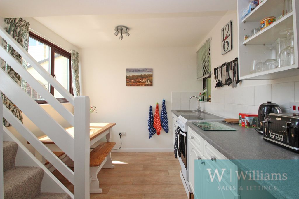 Property photo 3 of 12 Kitchen