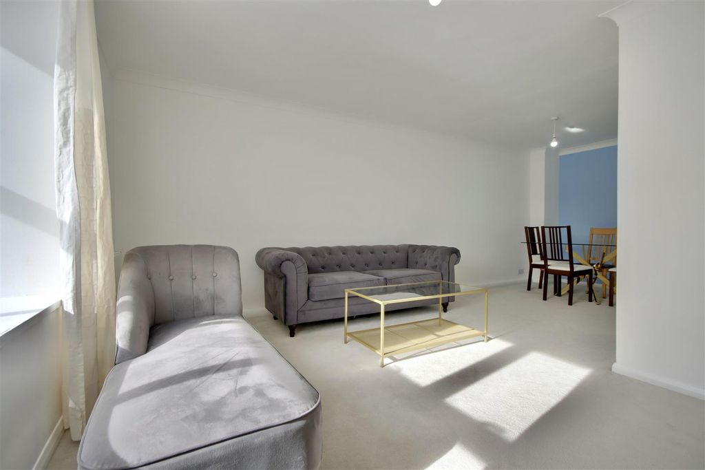 Property photo 3 of 20 C22Bcfcb-3F32-4820-8B05-Ebe71325C790_1_201_A.Jpeg