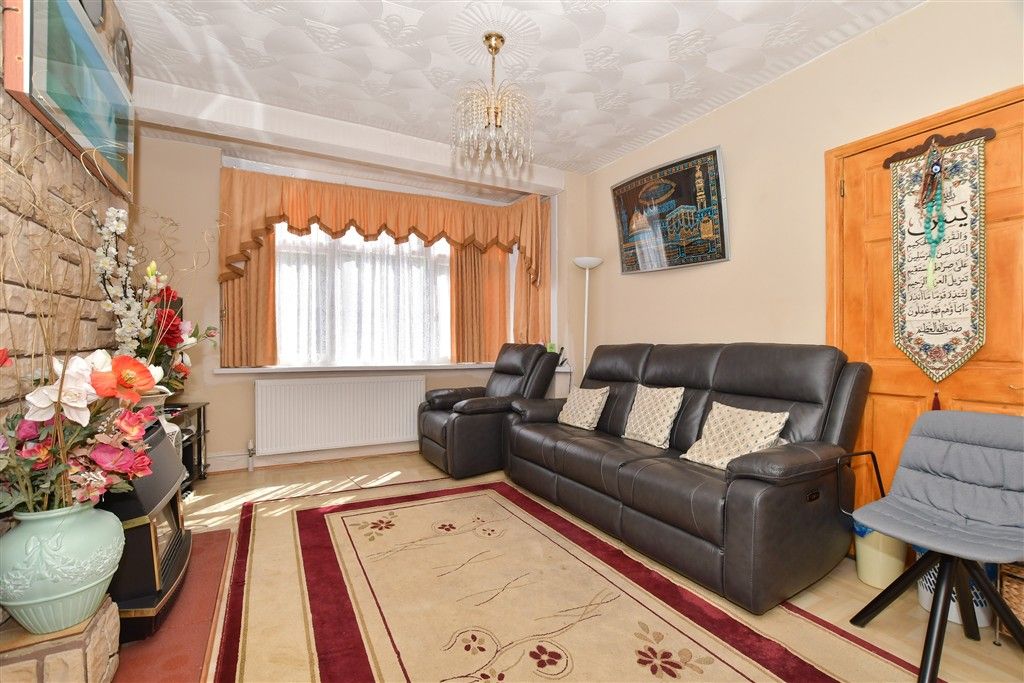 Property photo 3 of 16 Lounge