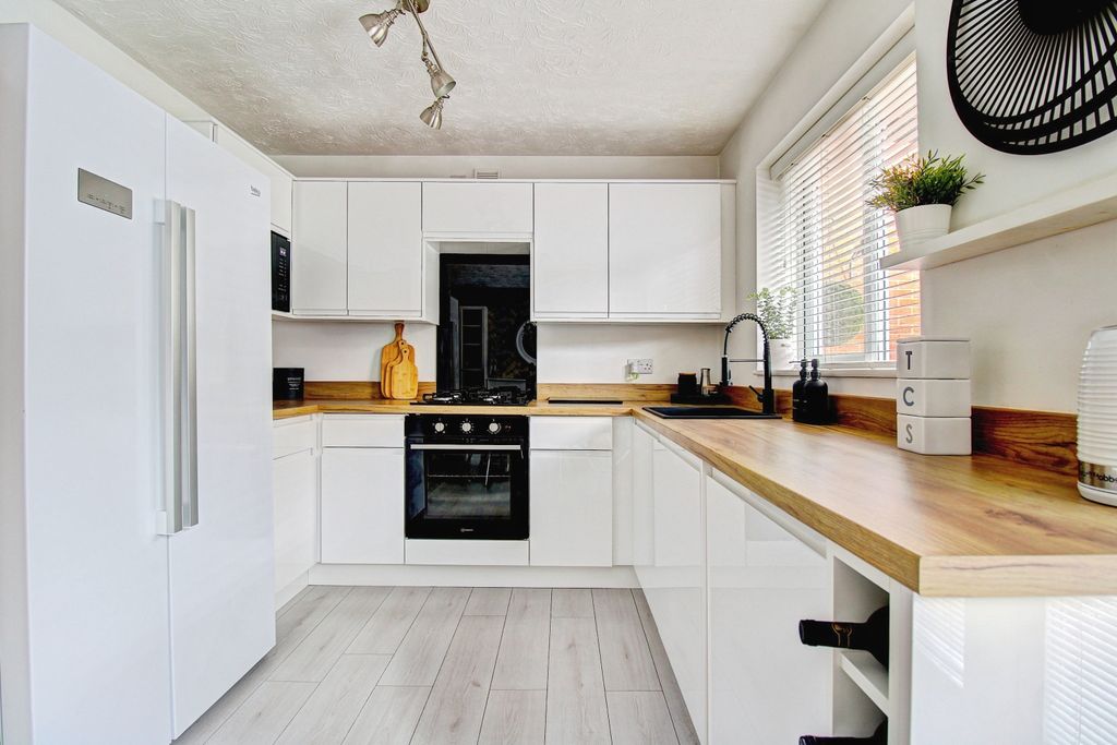Property photo 3 of 25 Kitchen Suite
