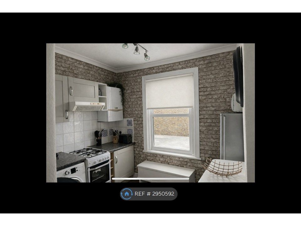 Property photo 3 of 11 Kitchen