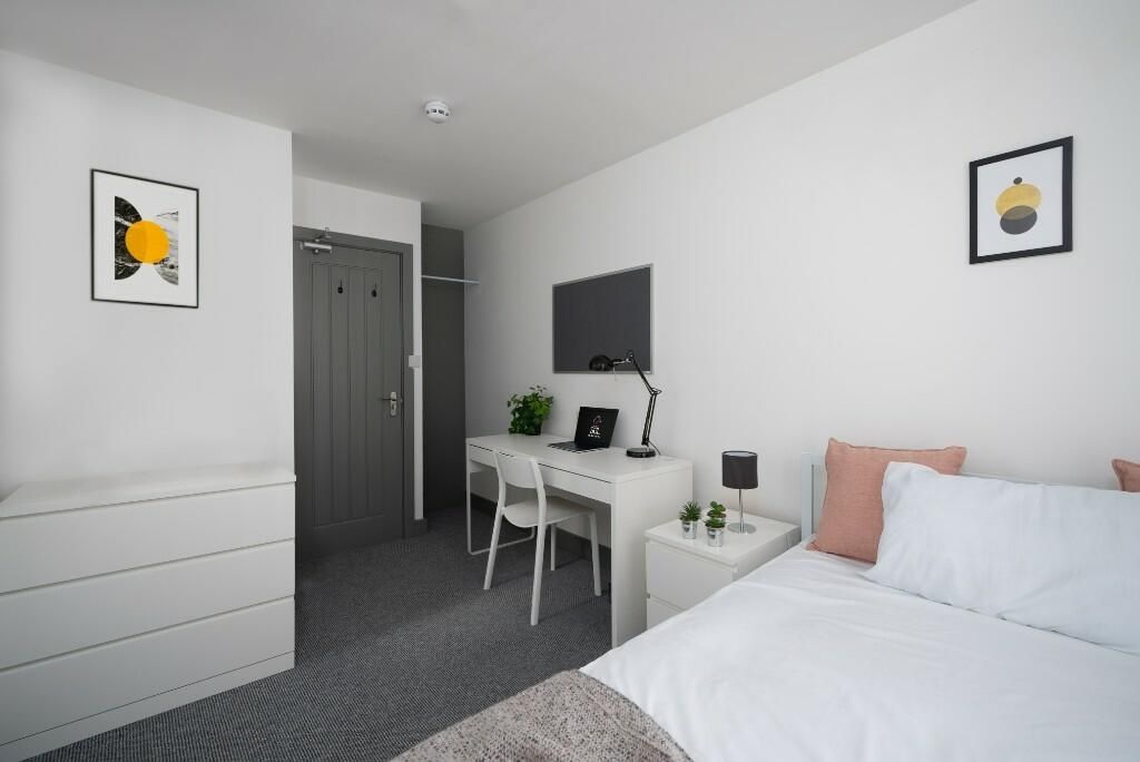 Property photo 2 of 6 A Modern And Inviting Bedroom Featuring A Comforta...