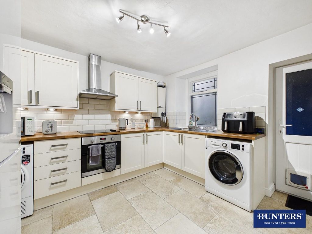 Property photo 3 of 18 Kitchen