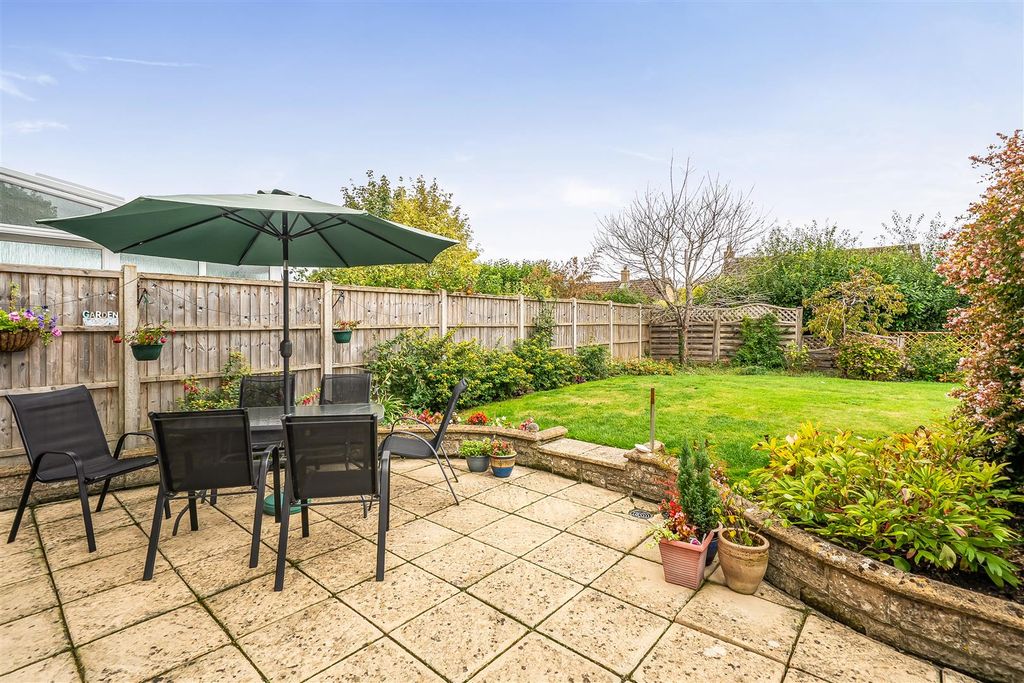 Property photo 2 of 18 Large Garden