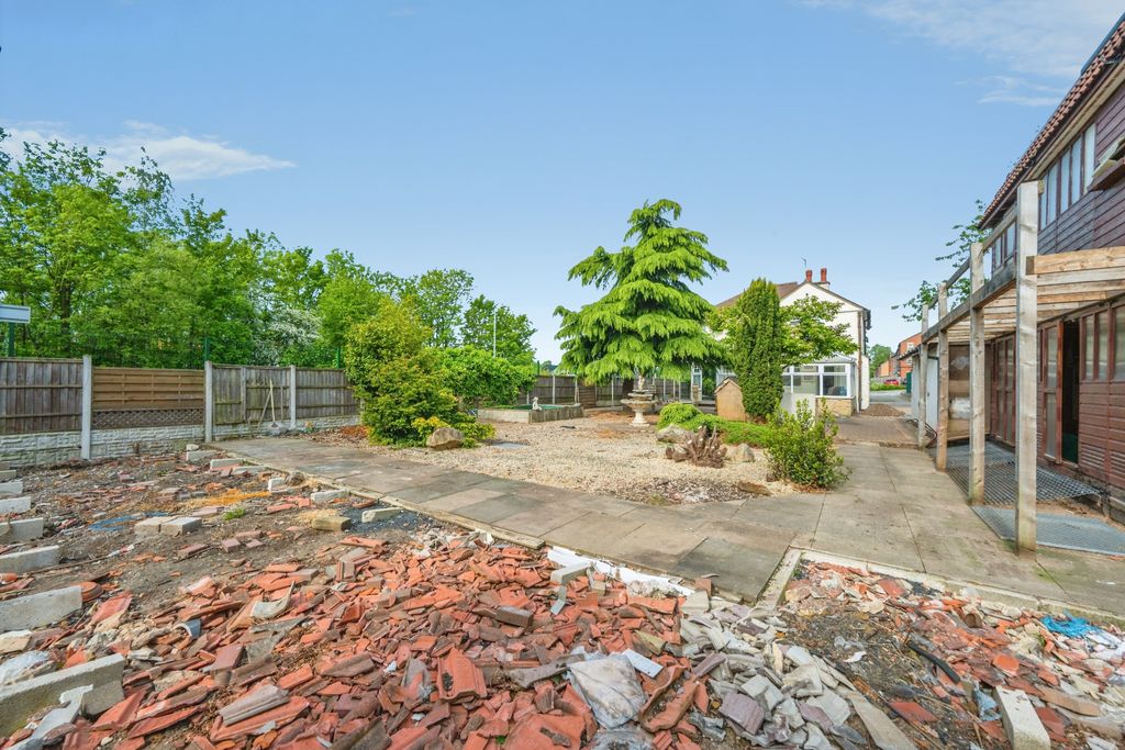 Property photo 3 of 20 Large Rear Garden