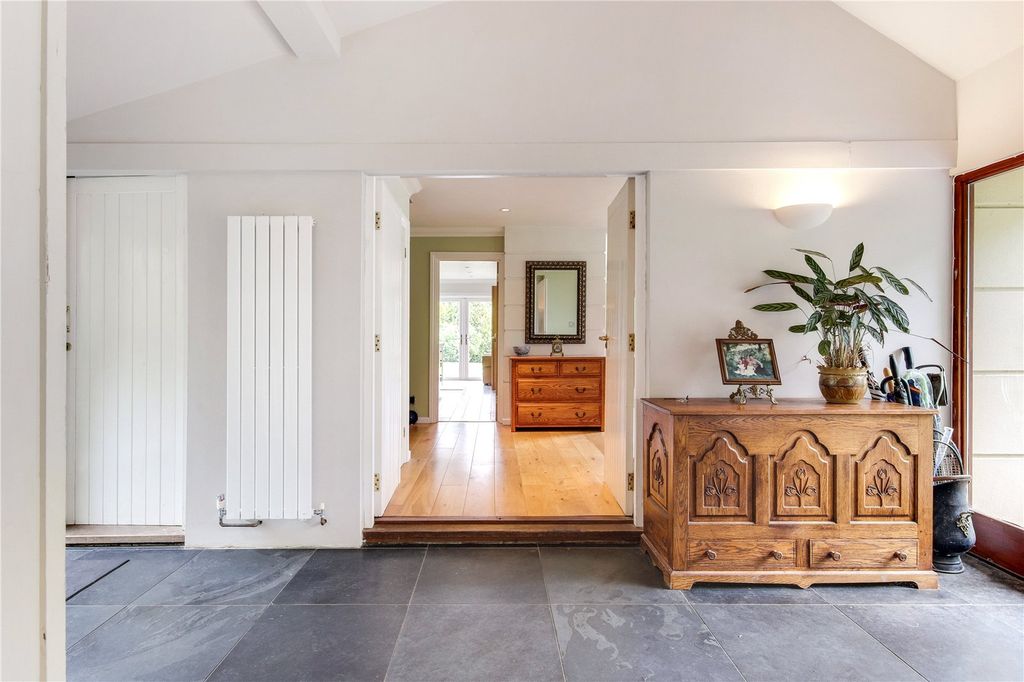Property photo 3 of 23 Entrance Hall