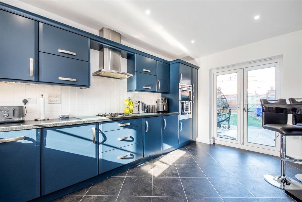 Property photo 3 of 30 Kitchen/Diner