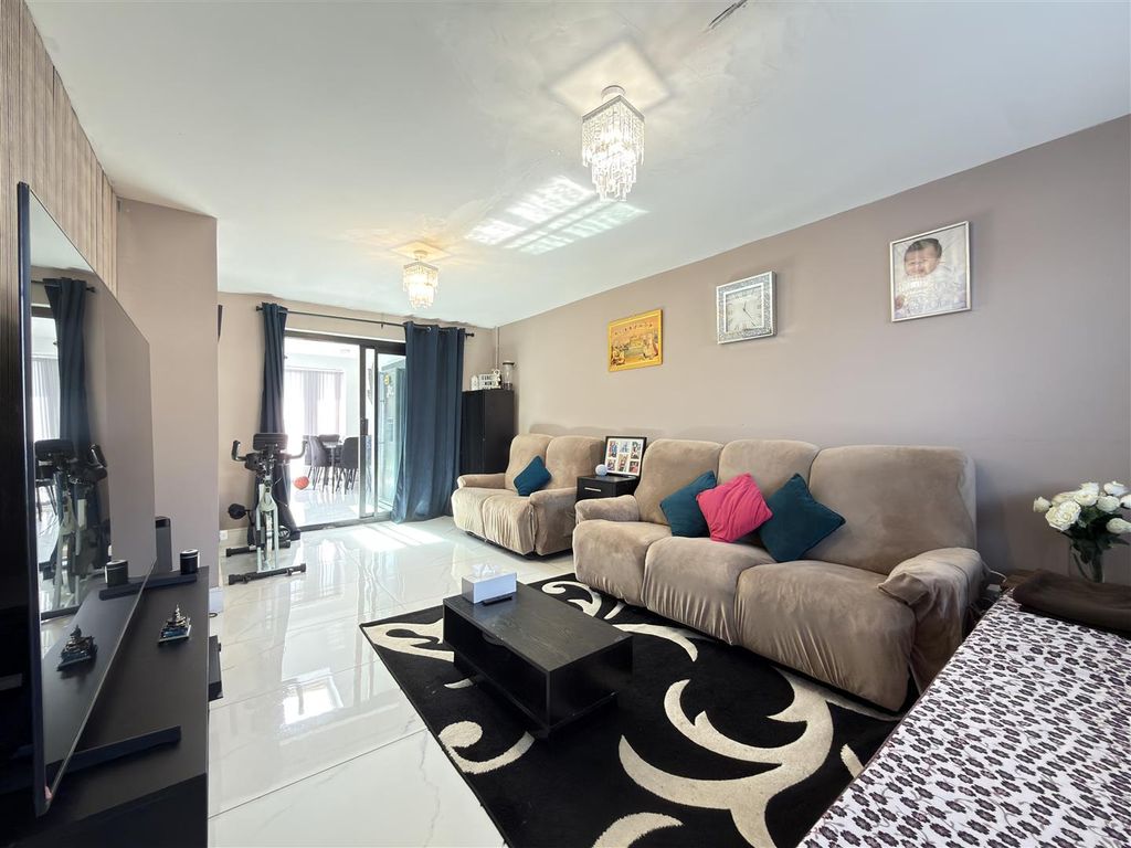 Property photo 2 of 14 Lounge