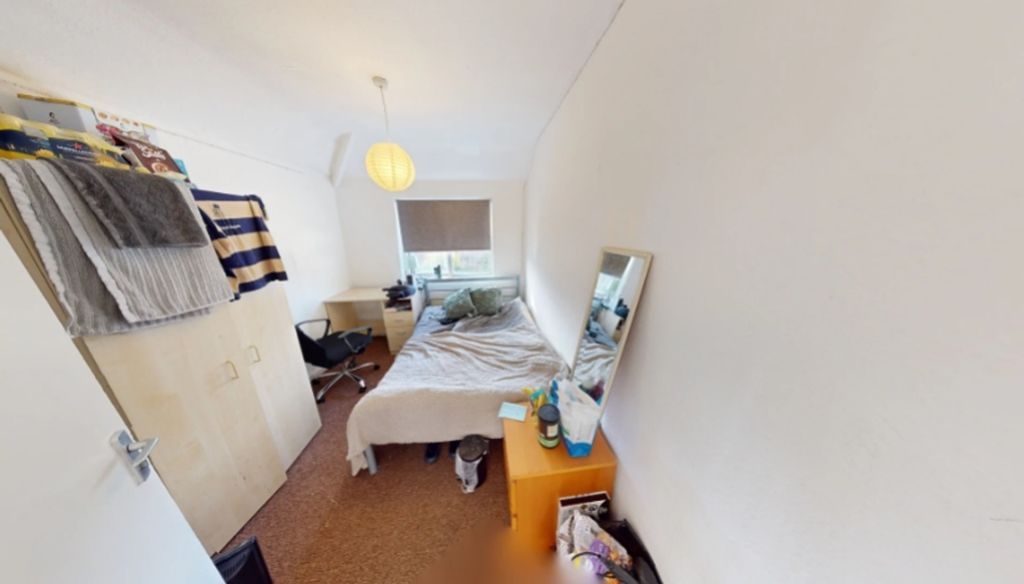 Property photo 2 of 7 A Cozy Double Bedroom With Natural Light And A Hom...