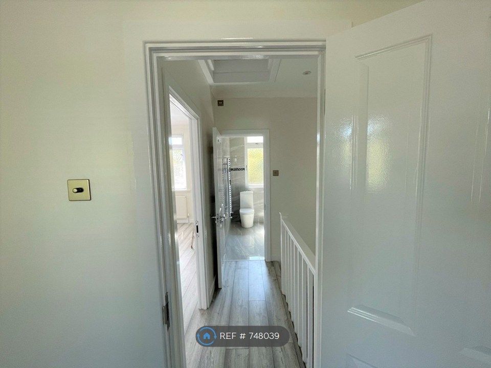 Property photo 3 of 16 Upstairs Landing Pic1