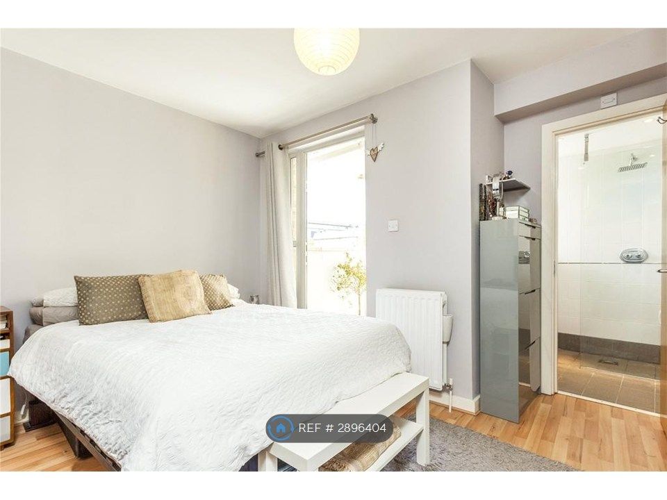 Property photo 3 of 7 Master + Ensuite