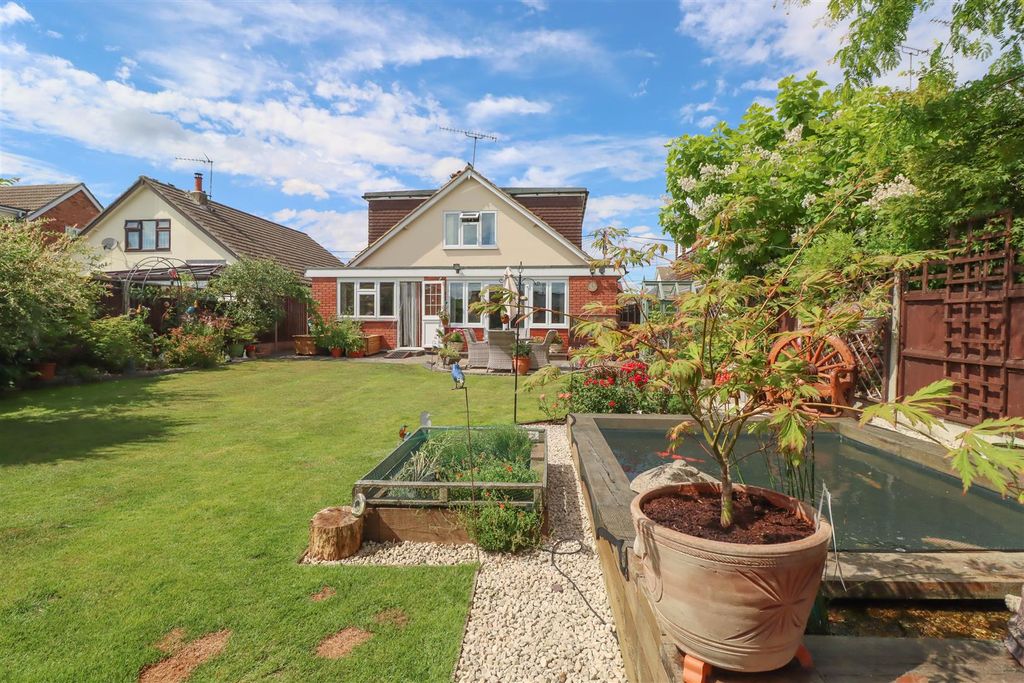 Property photo 2 of 28 35 Downham Road Outside-6.Jpg
