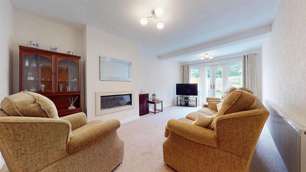 Property photo 3 of 24 Lawrence Road Living Room
