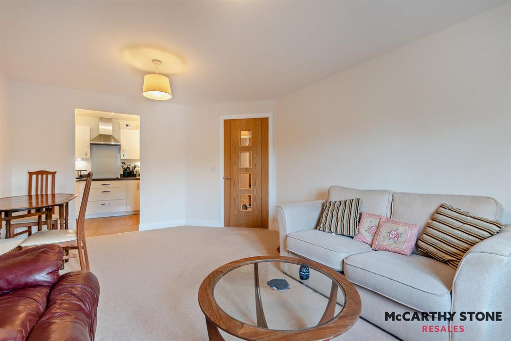 Property photo 3 of 21 8614547-Interior13-800.Jpg