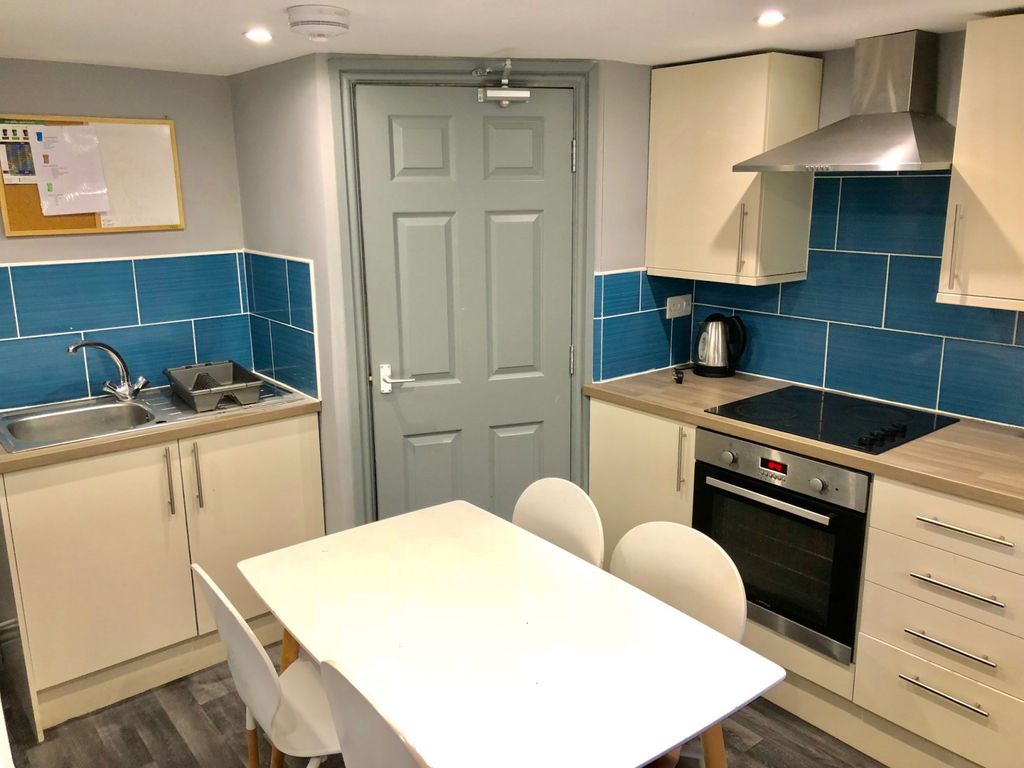 Property photo 1 of 11 6 Bed Shared House - Barnsley Road, Wombwell S73