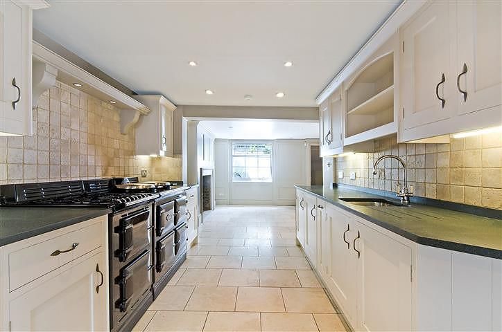 Property photo 2 of 9 Kitchen